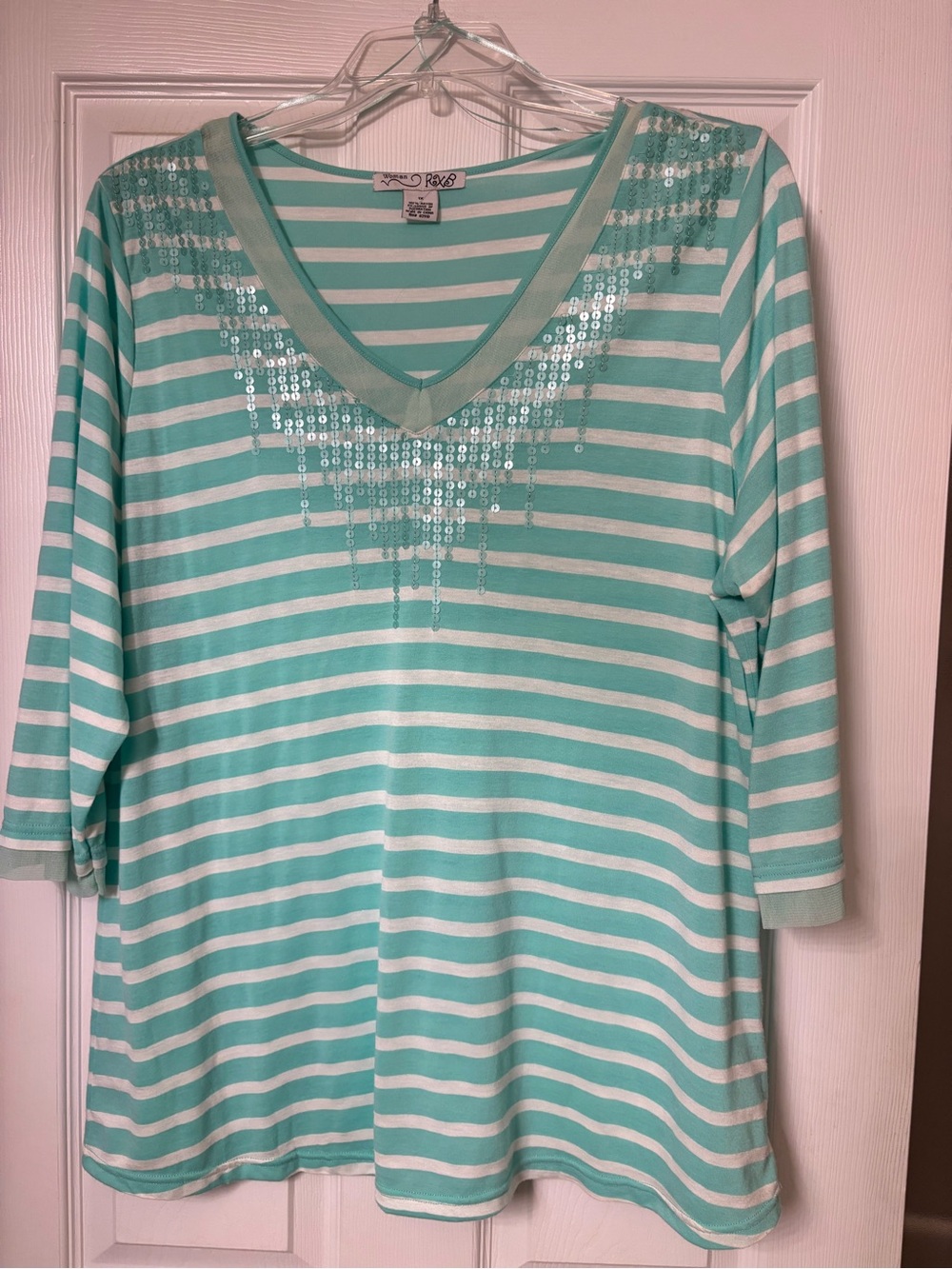 Like new mint/white v neck top with sequins. Sz 1X.